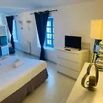 C\'Est Une Maison Bleue